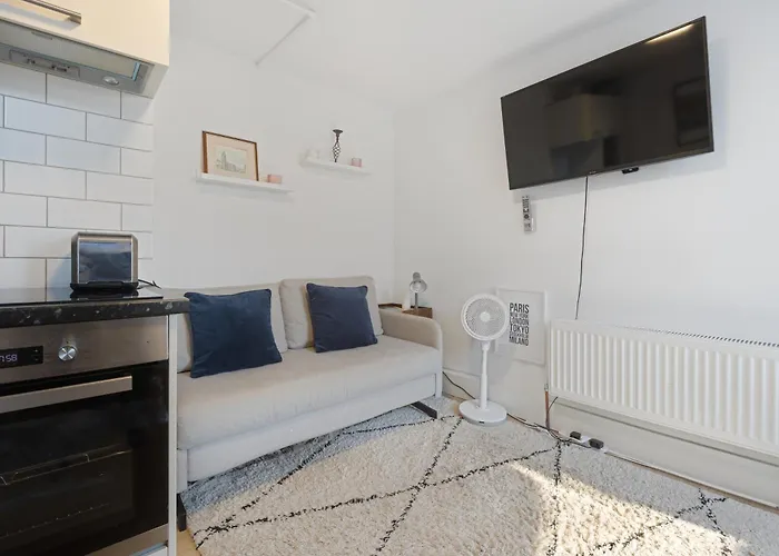 Modern Flat & Balcony In Historic West Kensington