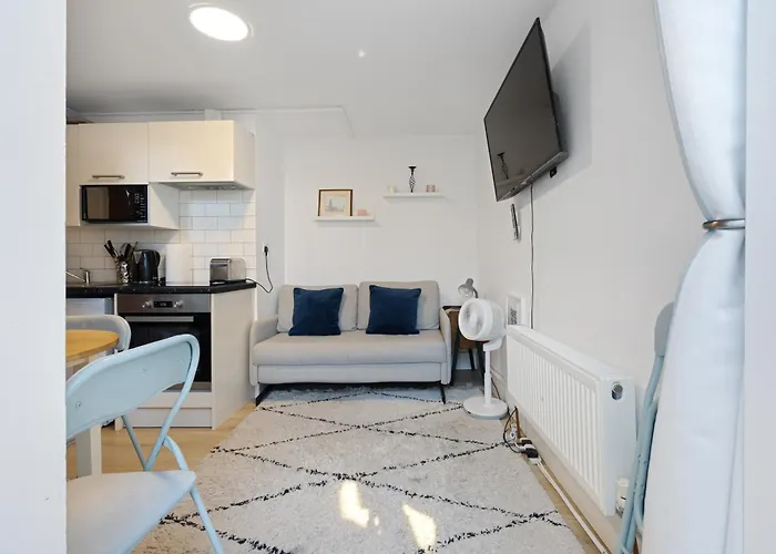 Modern Flat & Balcony In Historic West Kensington