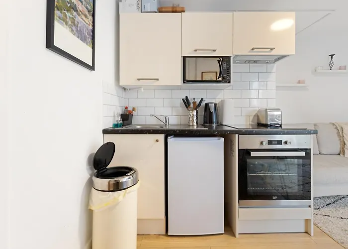 Modern Flat & Balcony In Historic West Kensington