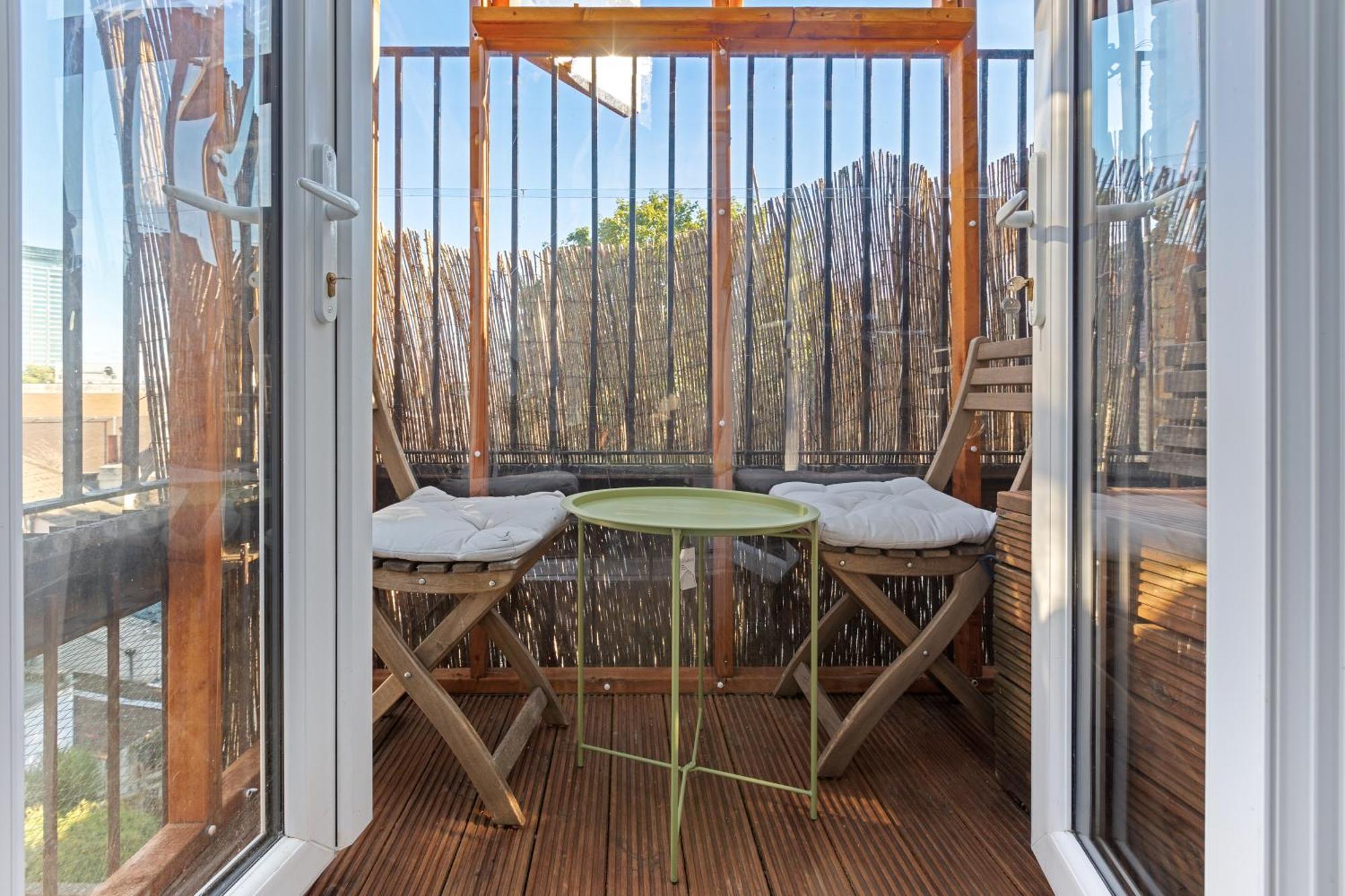 Modern Flat & Balcony In Historic West Kensington Apartment