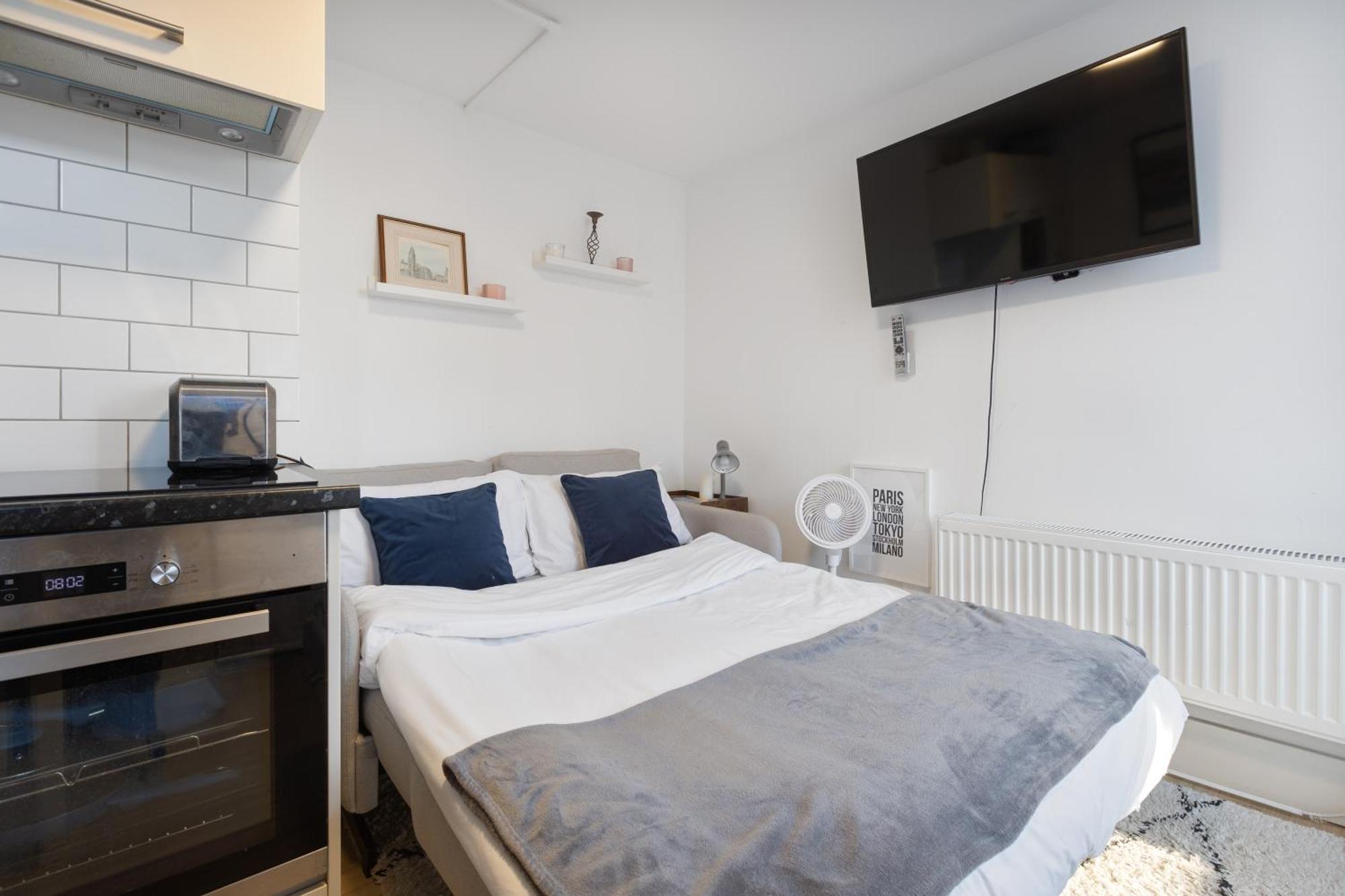 Modern Flat & Balcony In Historic West Kensington Apartment *