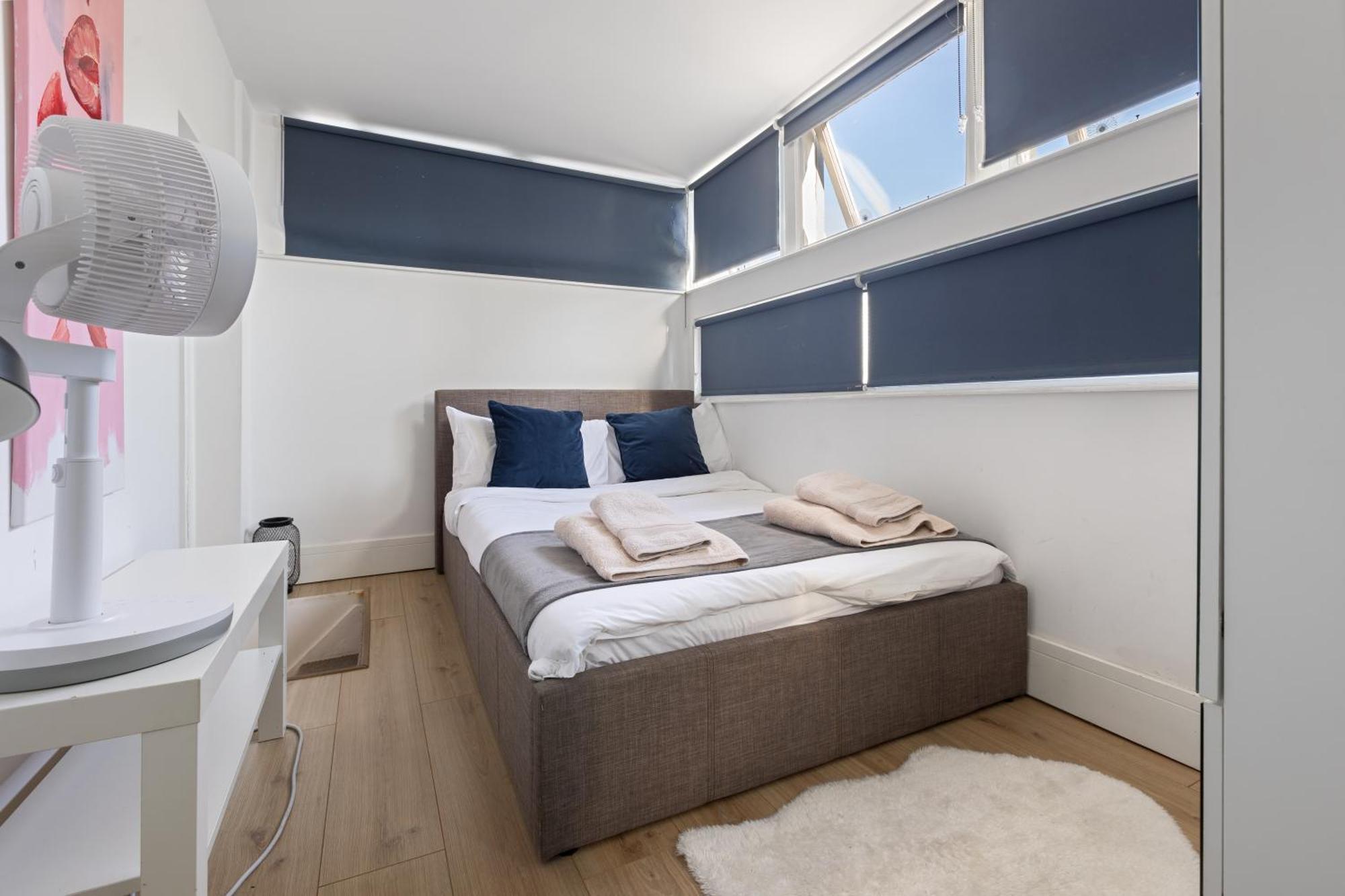 Modern Flat & Balcony In Historic West Kensington Apartment London
