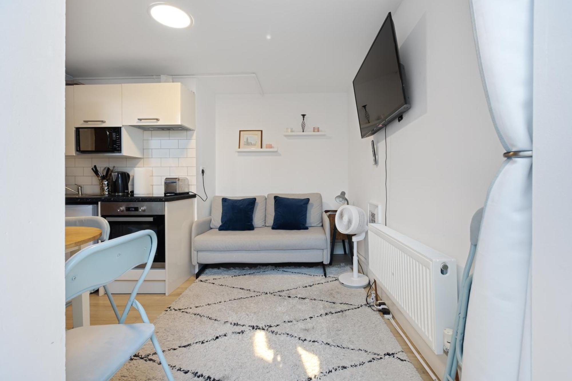Modern Flat & Balcony In Historic West Kensington London