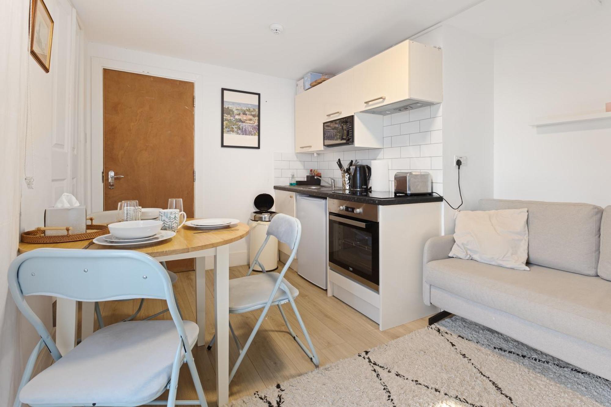 Apartment Modern Flat & Balcony In Historic West Kensington