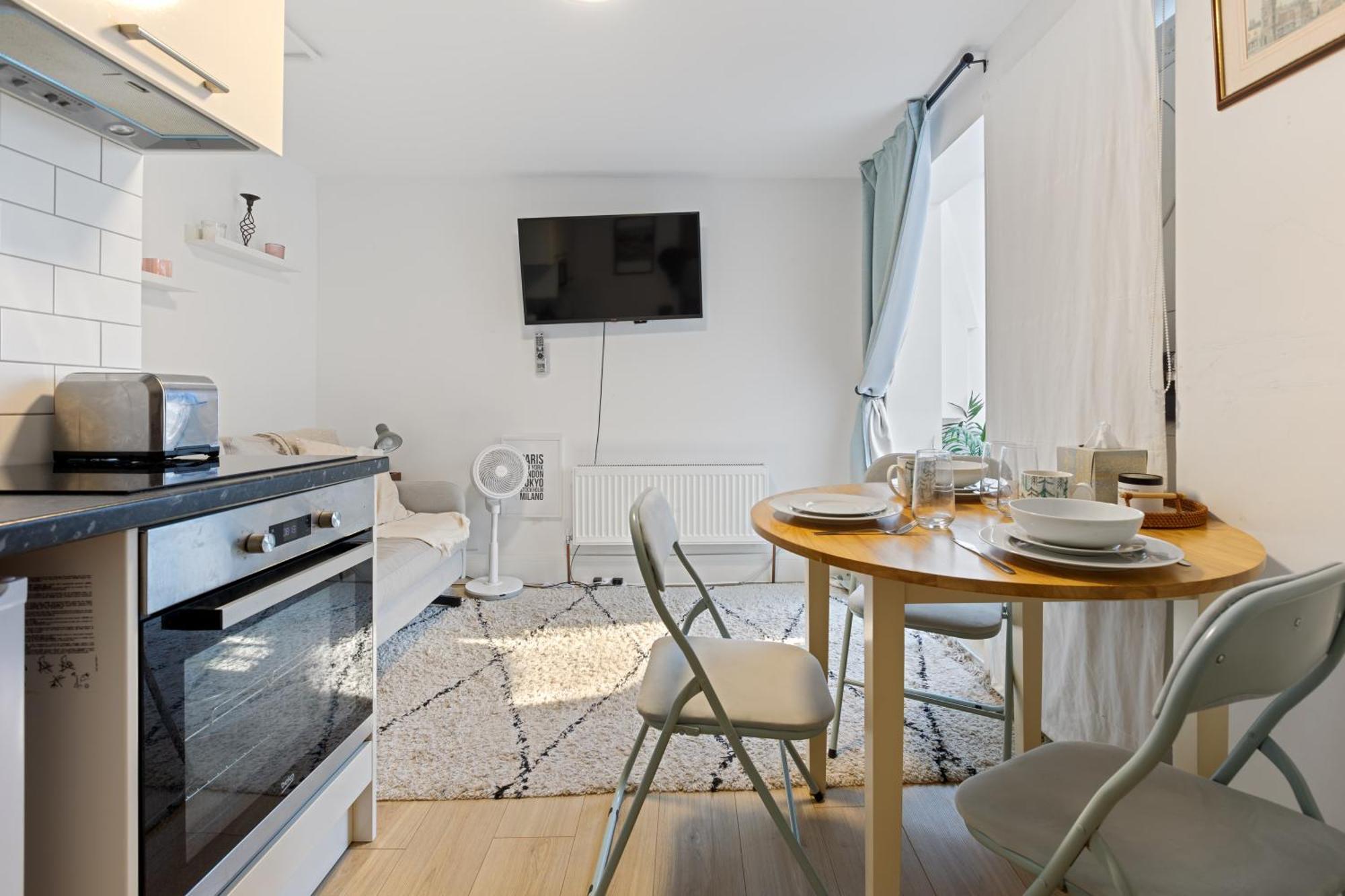 Apartment Modern Flat & Balcony In Historic West Kensington London