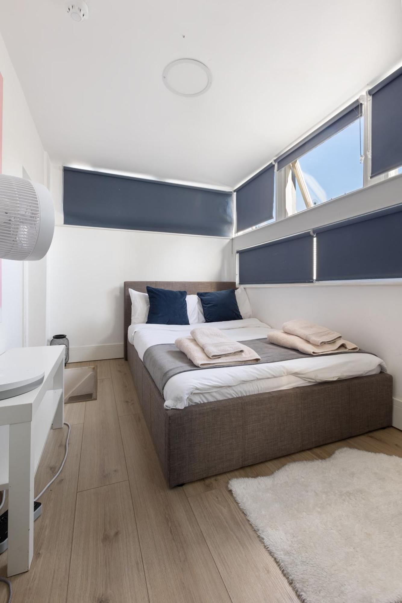Modern Flat & Balcony In Historic West Kensington London