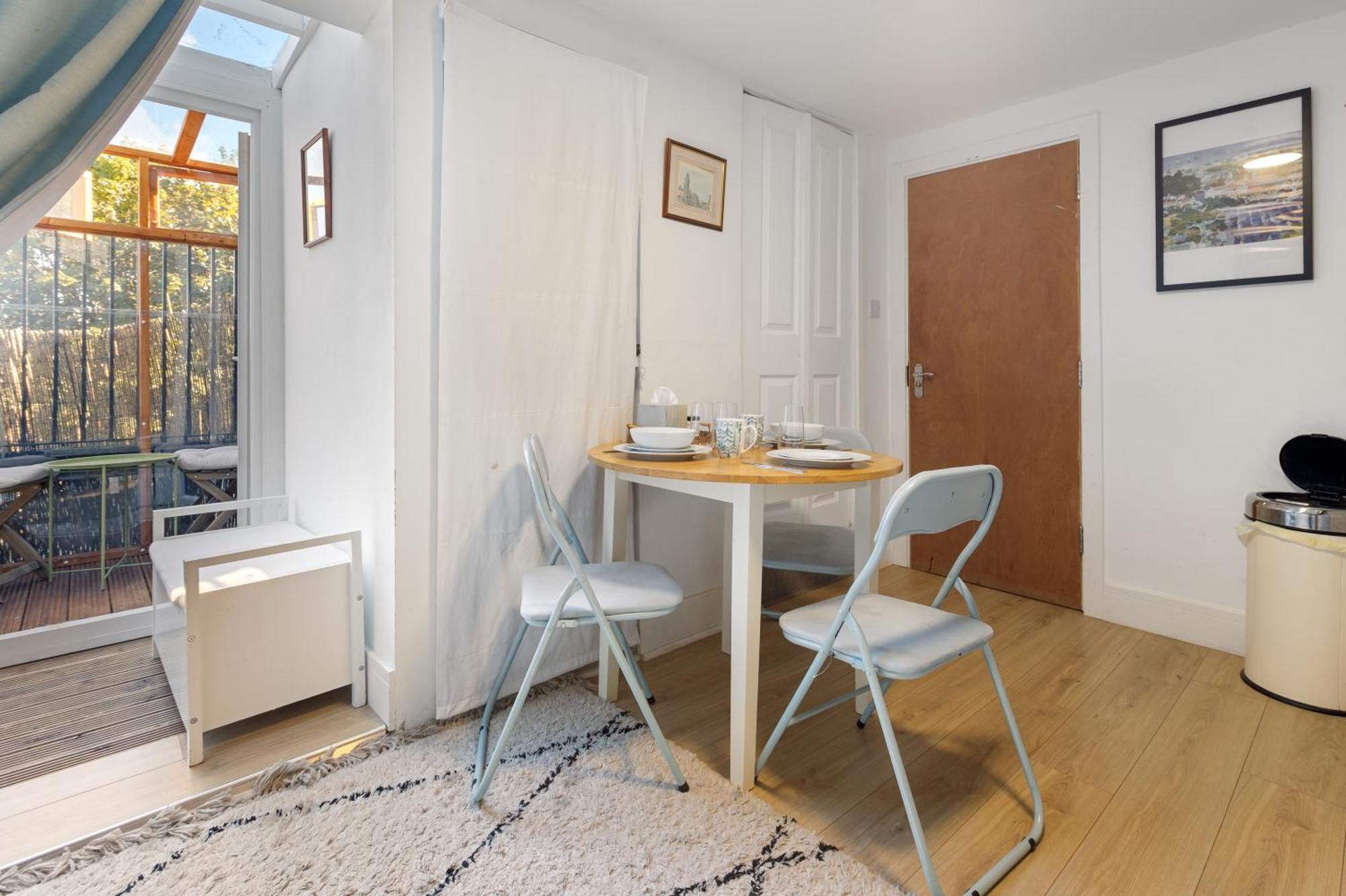 Modern Flat & Balcony In Historic West Kensington Apartment *